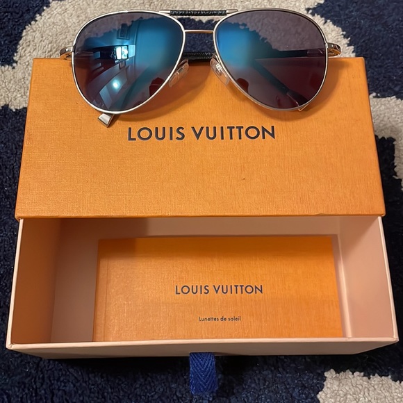 Louis Vuitton Other - Luis Vuitton Silvertone Metal Pilot Aviator Sunglasses-Z0659U